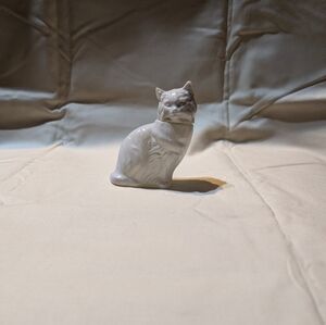 Vintage Avon Milk Glass Cat Perfume Bottle